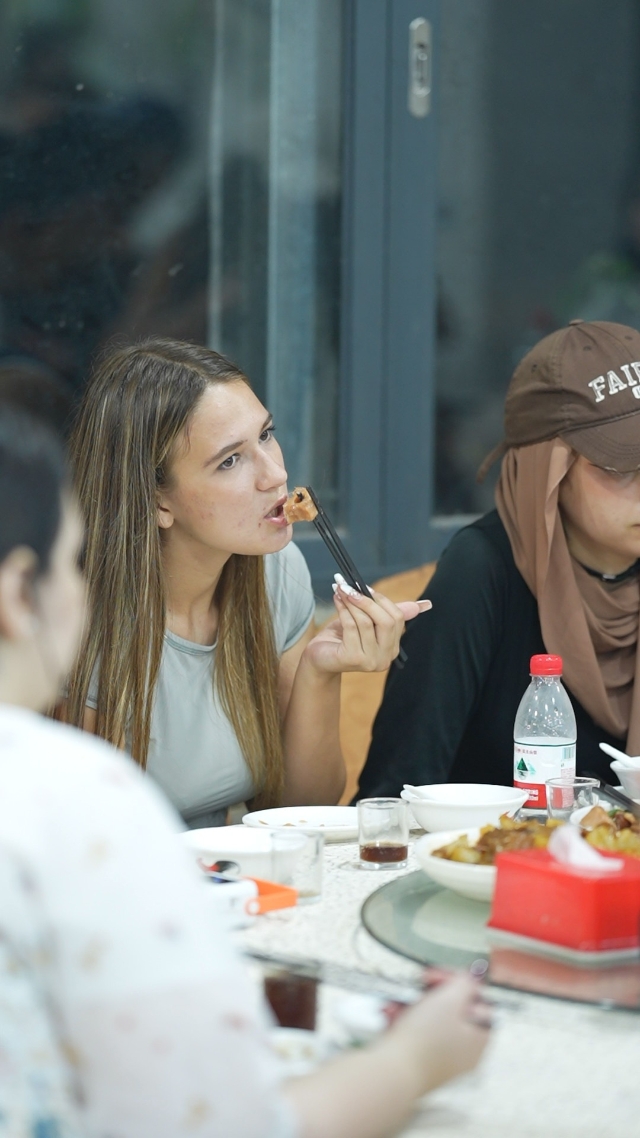 Members of the tour group tasted authentic Shunde cuisine. Photo by Liao Mingcan.
