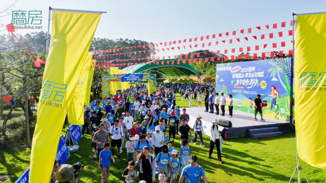 thousands of people went hiking‌ along the most beautiful scenic highway