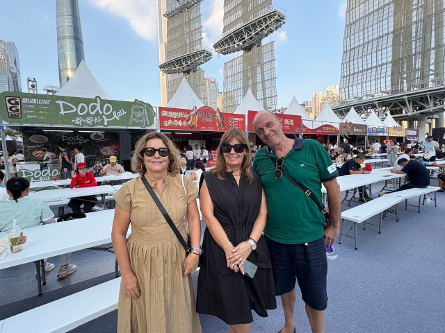 Paula Costa (left) and her friends from Portugal say the event offers good chance to experience Guangdong specialty.