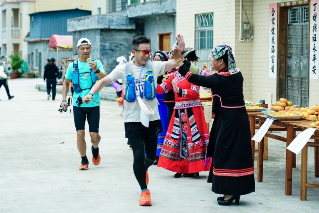 Locals in Traditional Attire Cheer on Runners