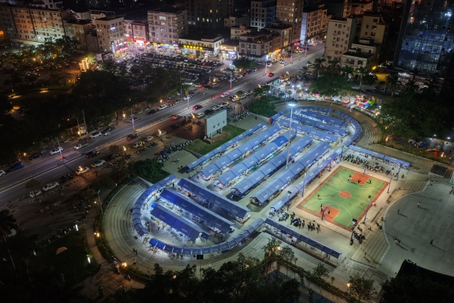 As night falls, over 400 stalls at the Agarwood Night Market in Guanzhu Town light up and open for business.