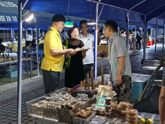 The Agarwood Night Market has attracted foreign traders to come and purchase agarwood.