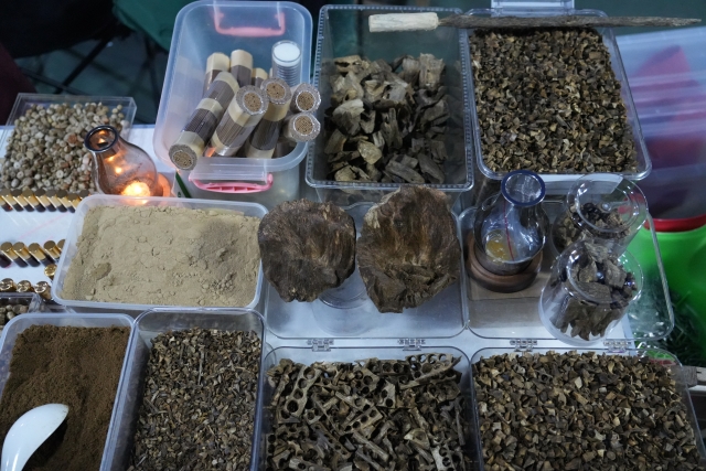 A wide variety of agarwood products.