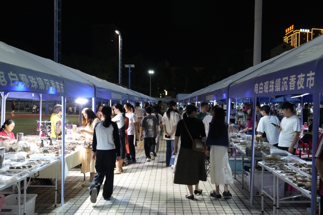 The Agarwood Night Market has attracted tourists from various places to purchase agarwood.