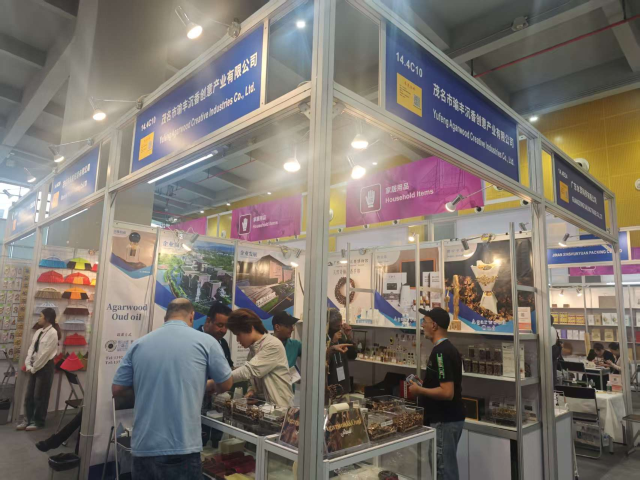 International buyers are learning about Dianbai agarwood at the booth.