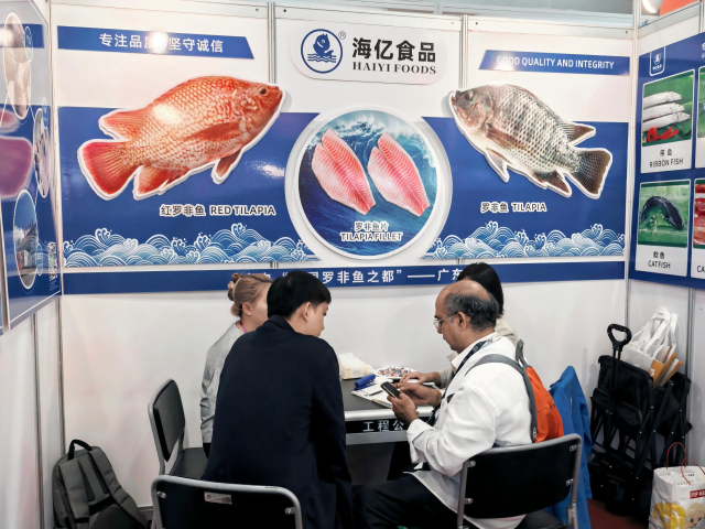 International buyers are learning about Maoming tilapia at the booth.