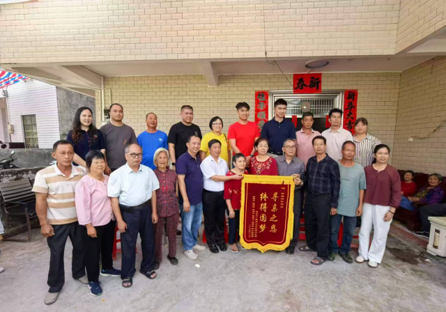 Malaysian Chinese of Liang descent reunited with their family in Dingbao Town, Xinyi City.