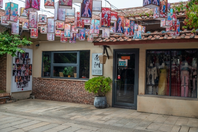 A glimpse of the wedding photography and travel photography industry in Danjia Ancient Village.