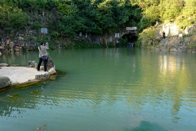 历史上，首次确认珠江源头的是明代地理学家徐霞客。图为云南曲靖沾益县马雄山山洞，山洞流出的水为珠江源头。 邹锦华 摄