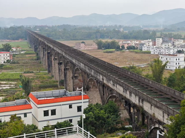 国家水情教育基地——长岗坡渡槽，建于上世纪七八十年代，由数万名罗定儿女本着自力更生、艰苦奋斗精神，历时4年零2个月建成，成功将水旱之地变成了万顷良田的丰饶诗篇，现为广东省十大最美水利工程之一，素有“南粤红旗渠”的美誉。