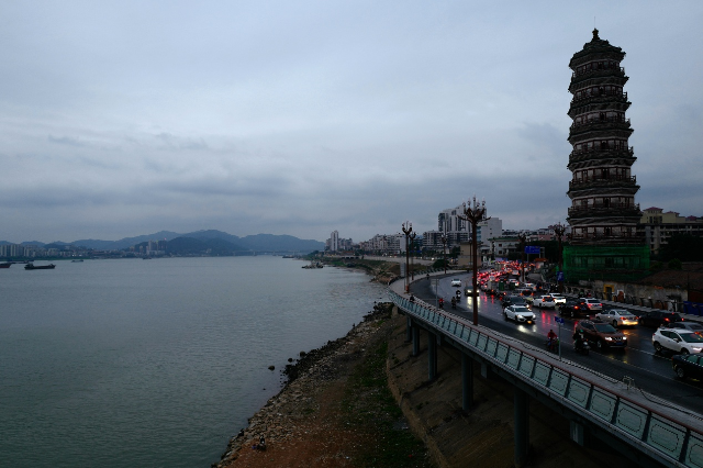 站在肇庆星湖之畔，我们仿佛仍能听见盛唐名臣张说的心声：“归去思无尽，重阳期再来。” 这湖光山色，慰藉了多少宦游人的寂寥。邹锦华 摄