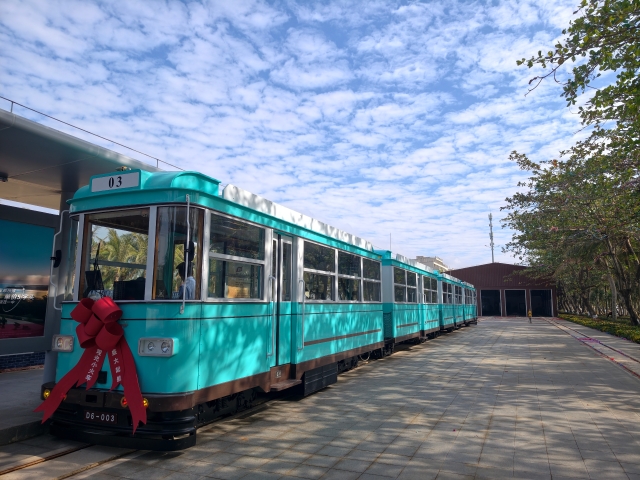 The little train at Maoming First Beach quietly awaits its commencement.